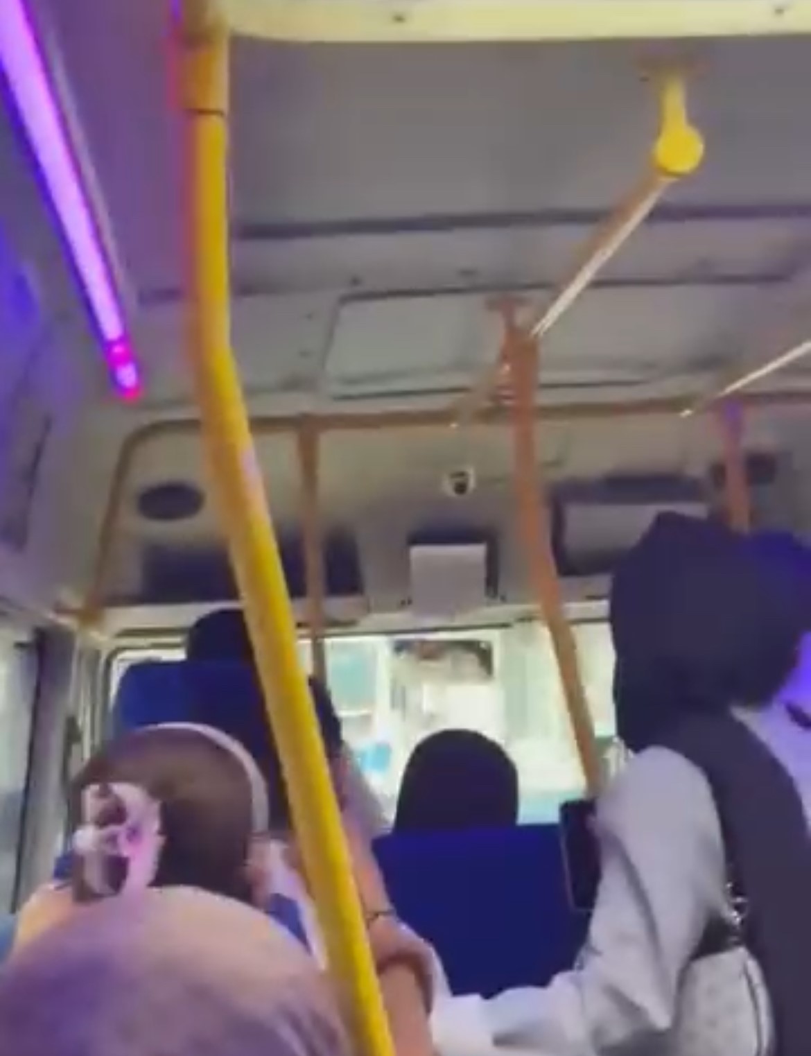 Dolmuş şoförü yolcuları çileden çıkardı... Yolcular isyan etti