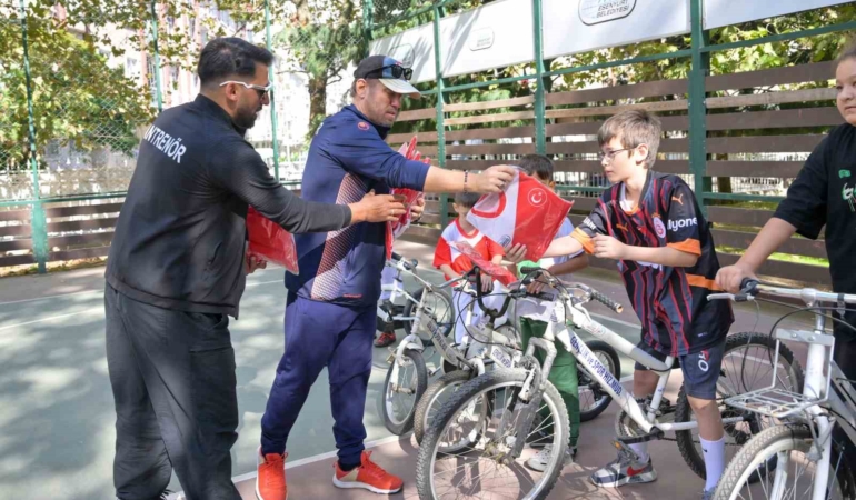 Esenyurt Belediyesi’nden çocuklara Kış Spor Okullarında bisiklet eğitimi