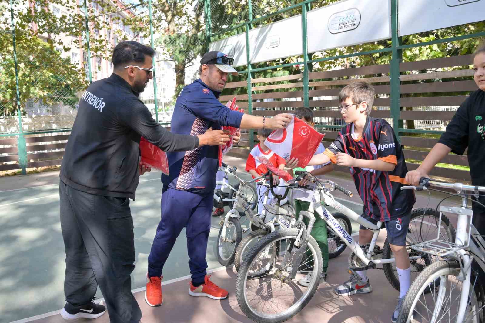 Esenyurt Belediyesi’nden çocuklara Kış Spor Okullarında bisiklet eğitimi