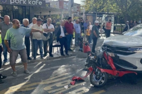 İki otomobilin arasında kağıt gibi ezildi: Motosiklet üzerindeki 2 kişi kazadan yaralı kurtuldu