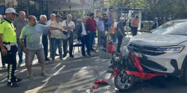 İki otomobilin arasında kağıt gibi ezildi: Motosiklet üzerindeki 2 kişi kazadan yaralı kurtuldu