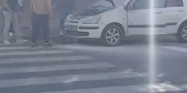 Esenyurt’ta okul önünde park halinde olan araç yandı