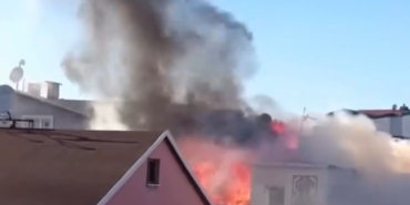 Bursa’da 3 katlı binanın çatısı alev alev yandı