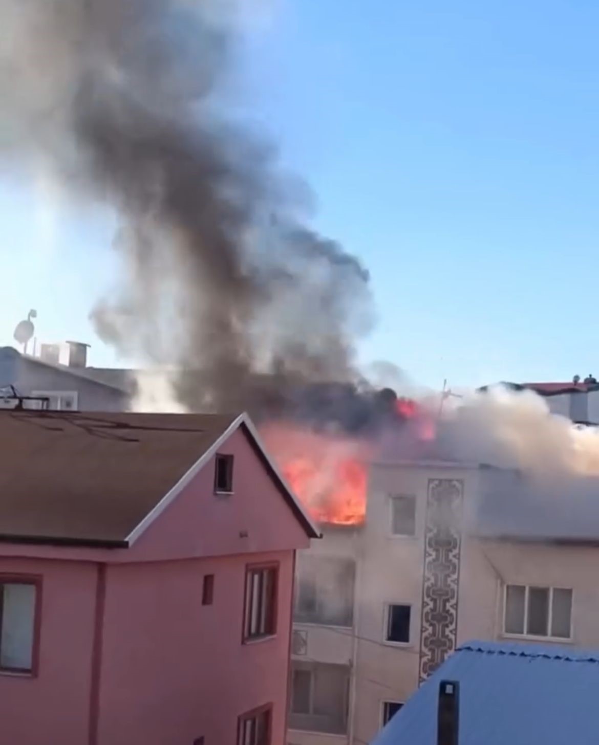 Bursa’da 3 katlı binanın çatısı alev alev yandı