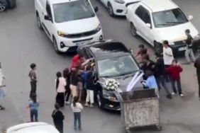 Düğün konvoyunun önünü çöp konteyneri ile kestiler, zarfı alınca yol verdiler