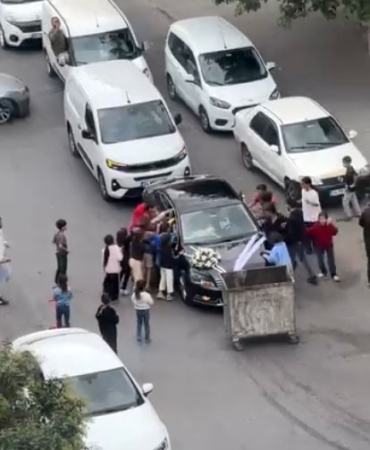 Düğün konvoyunun önünü çöp konteyneri ile kestiler, zarfı alınca yol verdiler