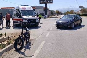 Elektrikli bisiklet ile otomobil çarpıştı: 1 yaralı