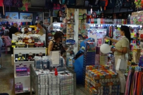 Kırtasiyeciler de veliler de bu seneki okul alışverişi maliyetlerinden memnun