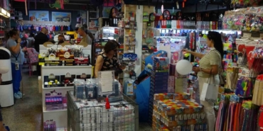 Kırtasiyeciler de veliler de bu seneki okul alışverişi maliyetlerinden memnun