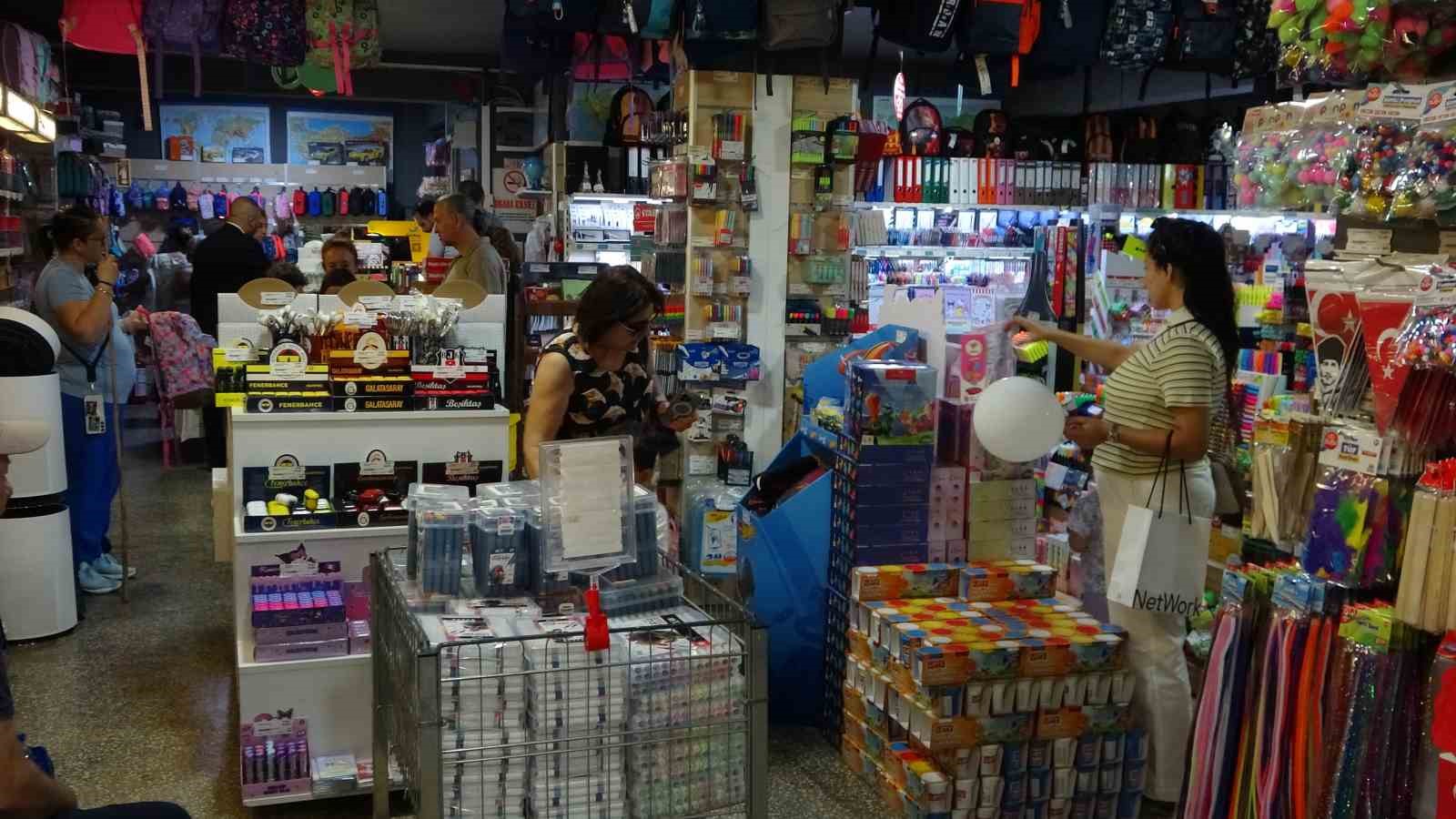 Kırtasiyeciler de veliler de bu seneki okul alışverişi maliyetlerinden memnun