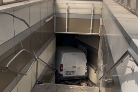 Hafif ticari aracıyla metro istasyonuna daldı