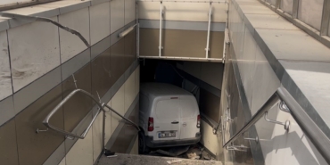 Hafif ticari aracıyla metro istasyonuna daldı