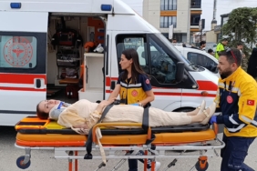 İki otomobil çarpıştı, 3 kişi yaralandı