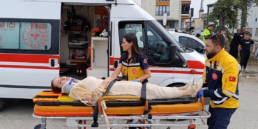 İki otomobil çarpıştı, 3 kişi yaralandı