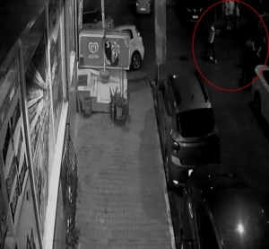 Eyüpsultan’da 20 yaşındaki gencin sokak ortasında silahla vurularak öldürüldüğü anlar kamerada