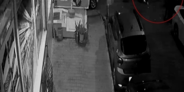 Eyüpsultan’da 20 yaşındaki gencin sokak ortasında silahla vurularak öldürüldüğü anlar kamerada
