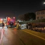 Fatih E-5’te minibüs, bariyere çarpıp yan yattı