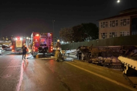 Fatih E-5’te minibüs, bariyere çarpıp yan yattı