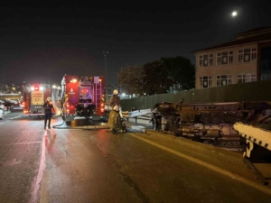 Fatih E-5’te minibüs, bariyere çarpıp yan yattı