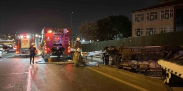 Fatih E-5’te minibüs, bariyere çarpıp yan yattı