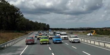 Klasik otomobil tutkunları Arnavutköy’de bir araya geldi