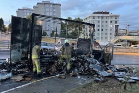 Küçükçekmece’de kargo yüklü kamyonet alev alev yandı