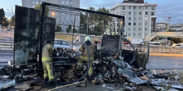 Küçükçekmece’de kargo yüklü kamyonet alev alev yandı