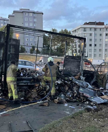 Küçükçekmece’de kargo yüklü kamyonet alev alev yandı