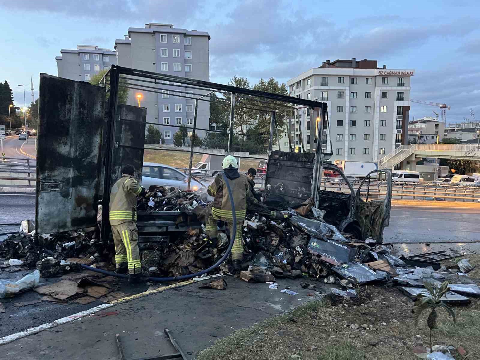 Küçükçekmece’de kargo yüklü kamyonet alev alev yandı