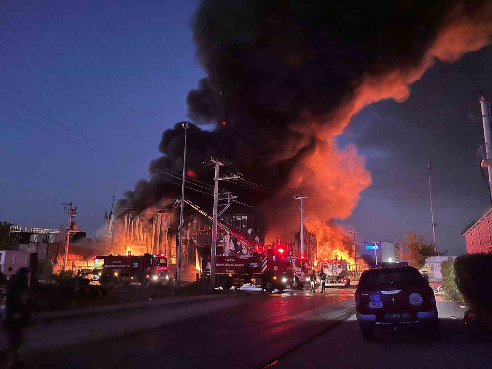 Kocaeli’de lojistik deposunda yangın: Alevler geceyi aydınlattı
