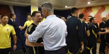 Fenerbahçe’nin yeni başkanı Sadettin Saran, futbol A takımıyla bir araya geldi