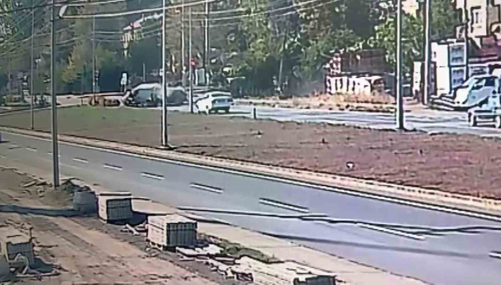 Alkollü sürücünün kırmızı ışıkta dehşet saçtığı kaza kamerada