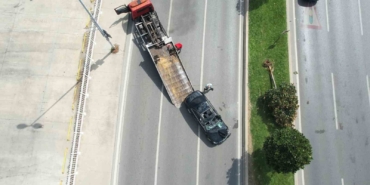 Pendik Sahil Yolu’nda kaza: Lüks otomobil takla atarak devrildi