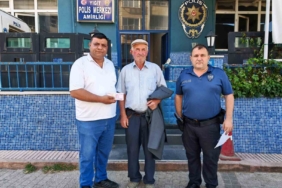 Yolda bulduğu parayı sahibine teslim etti