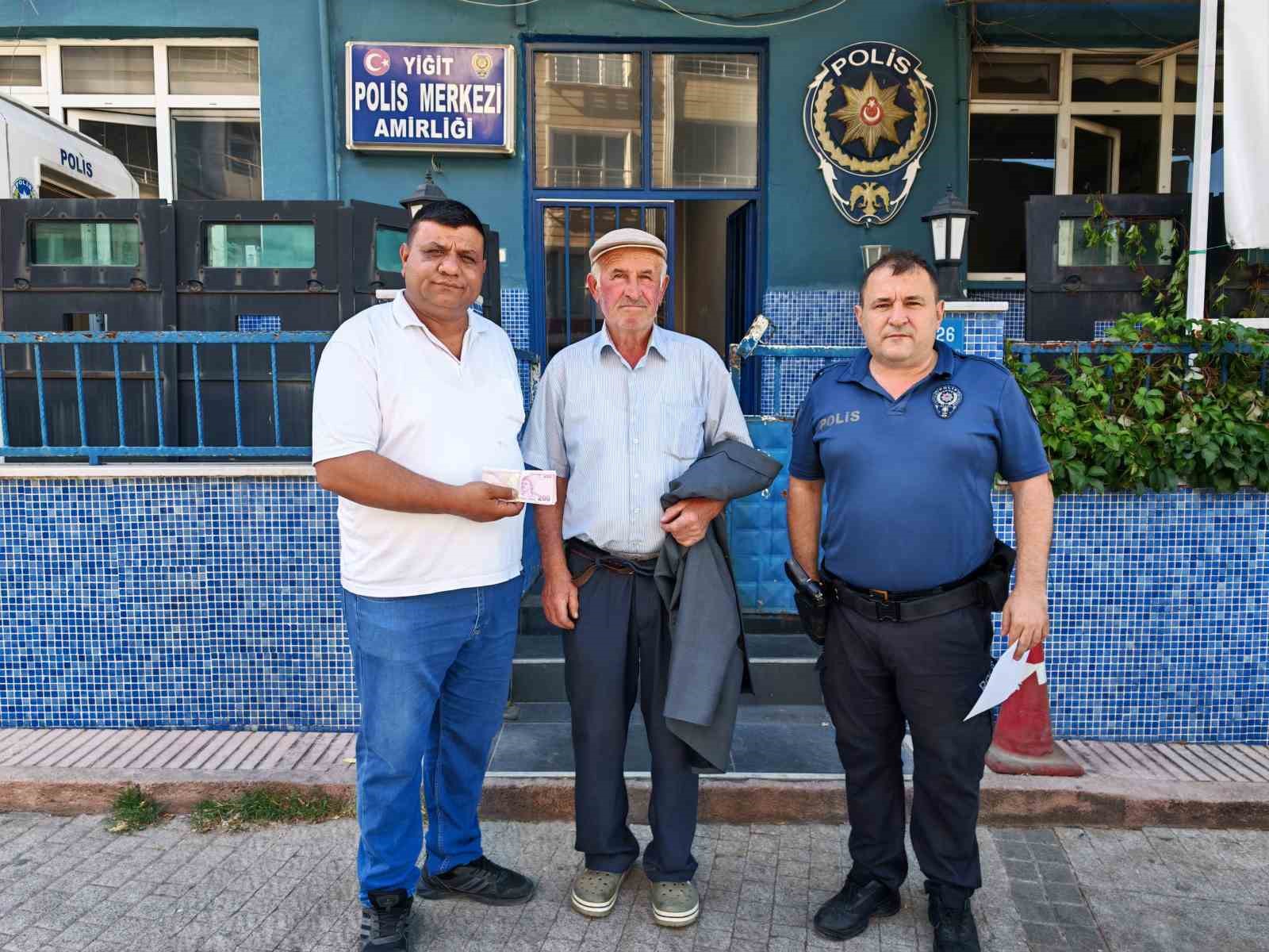 Yolda bulduğu parayı sahibine teslim etti