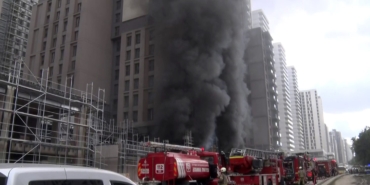 Kadıköy’de bir inşaatta çıkan yangının söndürme çalışmaları devam ediyor