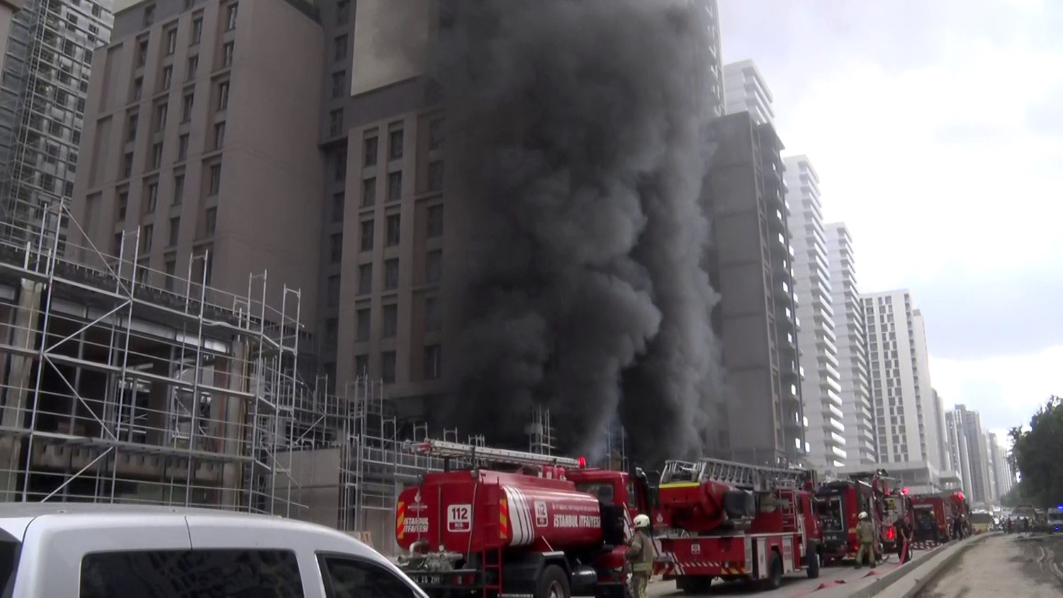 Kadıköy’de bir inşaatta çıkan yangının söndürme çalışmaları devam ediyor