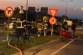 Bursa’da traktöre çarpıp yanan otomobildeki anne-kız yaralandı