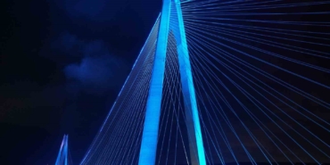 FSM ve Yavuz Sultan Selim köprüleri maviye büründü