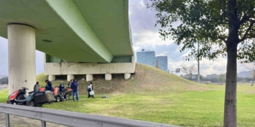 İşçiler yağmur yağınca viyadük altında yağmurdan korundu