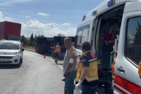 Çorlu’da virajı alamayan tır devrildi