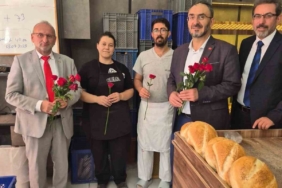 Mevlit Kandilini gül dağıtarak kutladılar