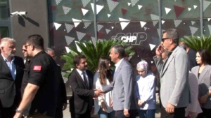Özgür Özel CHP’nin Sarıyer’de bulunan parti binasına geldi