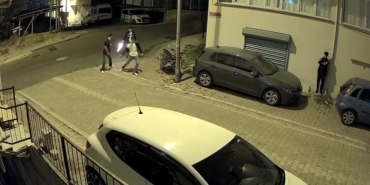 Esenyurt’ta 3 çocuğun silahlı şakası kameraya yansıdı