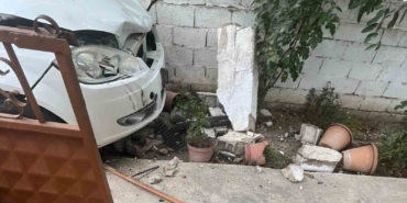 Muratlı’da otomobil bahçe duvarına çarptı