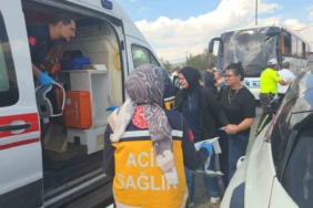 Yolcu otobüsü gemi çapası taşıyan tıra çarptı...3 yaralı