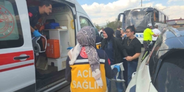 Yolcu otobüsü gemi çapası taşıyan tıra çarptı...3 yaralı