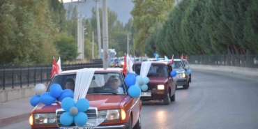 Nostaljik araçları sünnet aracı yaptılar, çocuklara şehir turu attırdılar