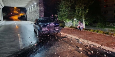 Bursa’da alkollü Mercedes araç sürücüsü, elektrik direğine çarpıp olay yerinden kaçtı