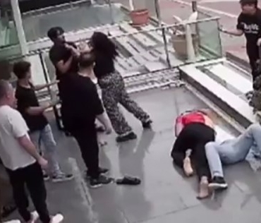 Esenyurt’ta iki grup arasında yumruk yumruğa kavga çıktı: o anlar kamerada